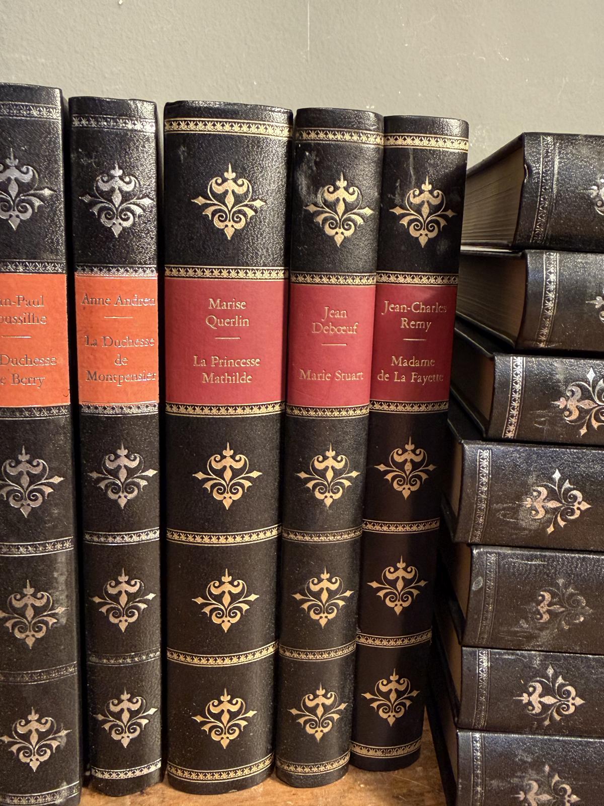 Colecție de 24 de volume Ces femmes qui ont fait l’histoire, în franceză, Éditions Rencontre. Disponibilă la Sertar Magic București. Livrare prin curier.
