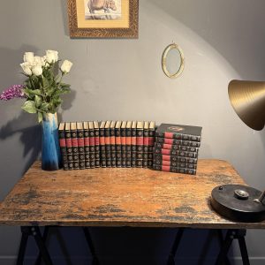 Colecție de 24 de volume Ces femmes qui ont fait l’histoire, în franceză, Éditions Rencontre. Disponibilă la Sertar Magic București. Livrare prin curier.