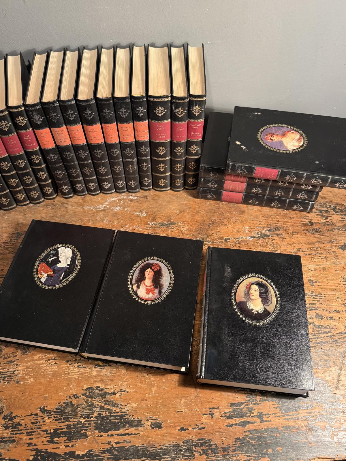 Colecție de 24 de volume Ces femmes qui ont fait l’histoire, în franceză, Éditions Rencontre. Disponibilă la Sertar Magic București. Livrare prin curier.