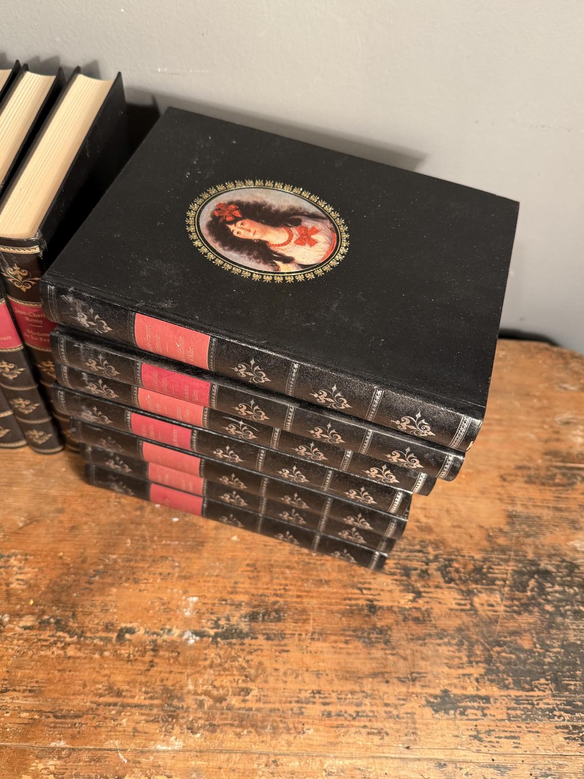 Colecție de 24 de volume Ces femmes qui ont fait l’histoire, în franceză, Éditions Rencontre. Disponibilă la Sertar Magic București. Livrare prin curier.