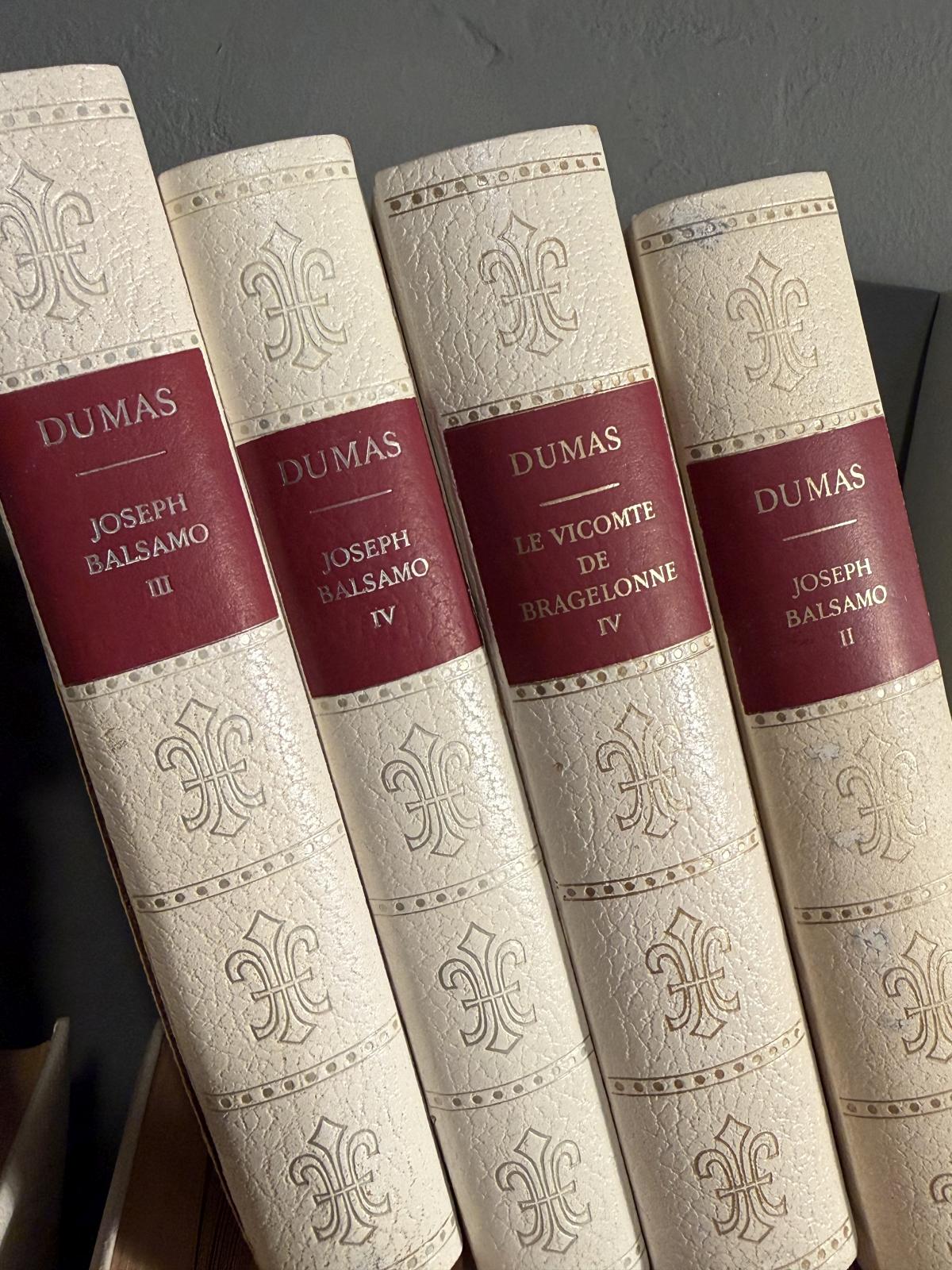 Colecție Alexandre Dumas, 38 de volume în franceză, Éditions Rencontre, Lausanne. Coperți crem cu decor auriu. Sertar Magic, București.