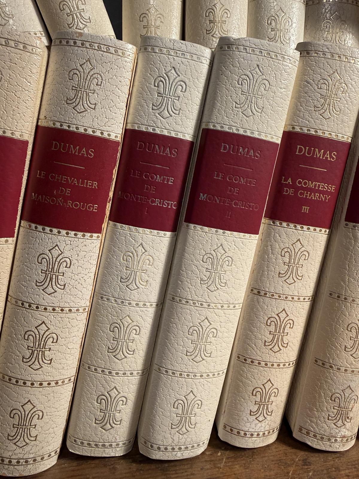 Colecție Alexandre Dumas, 38 de volume în franceză, Éditions Rencontre, Lausanne. Coperți crem cu decor auriu. Sertar Magic, București.