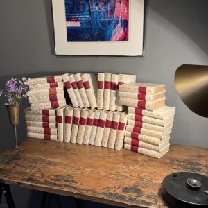 Colecție Alexandre Dumas, 38 de volume în franceză, Éditions Rencontre, Lausanne. Coperți crem cu decor auriu. Sertar Magic, București.