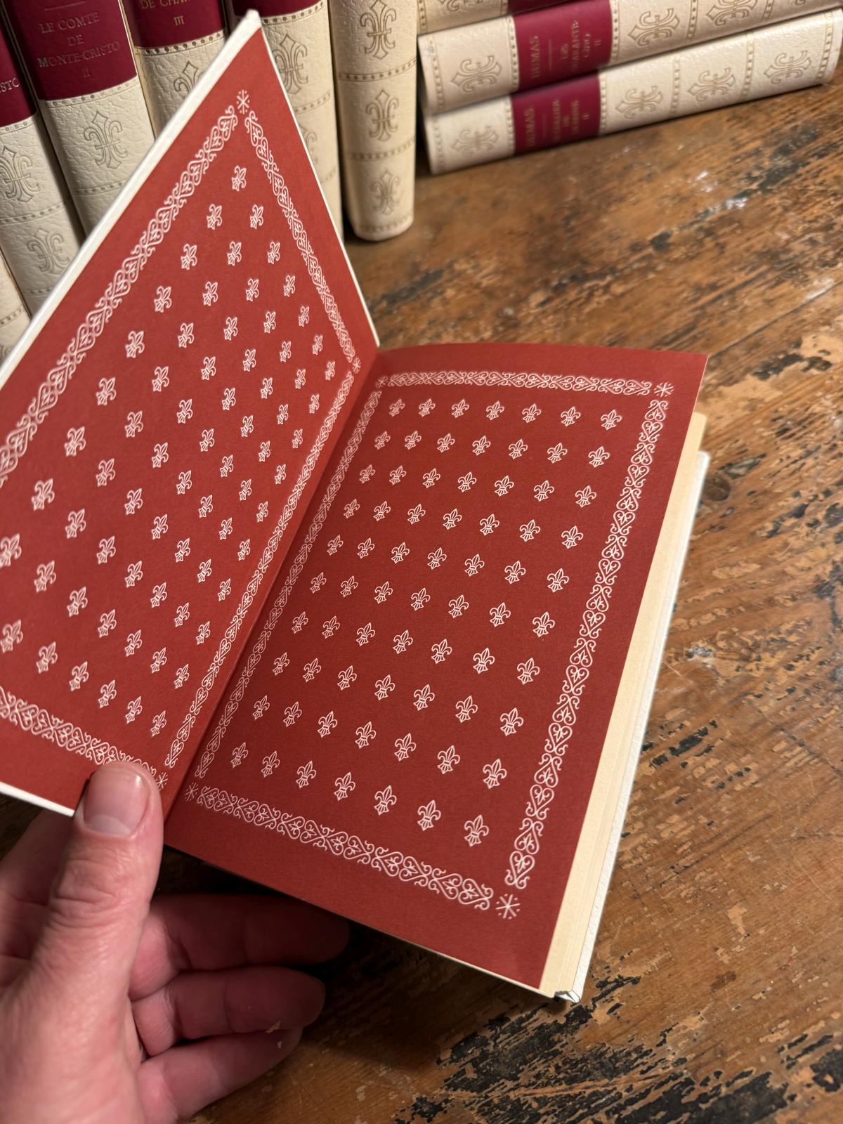 Colecție Alexandre Dumas, 38 de volume în franceză, Éditions Rencontre, Lausanne. Coperți crem cu decor auriu. Sertar Magic, București.