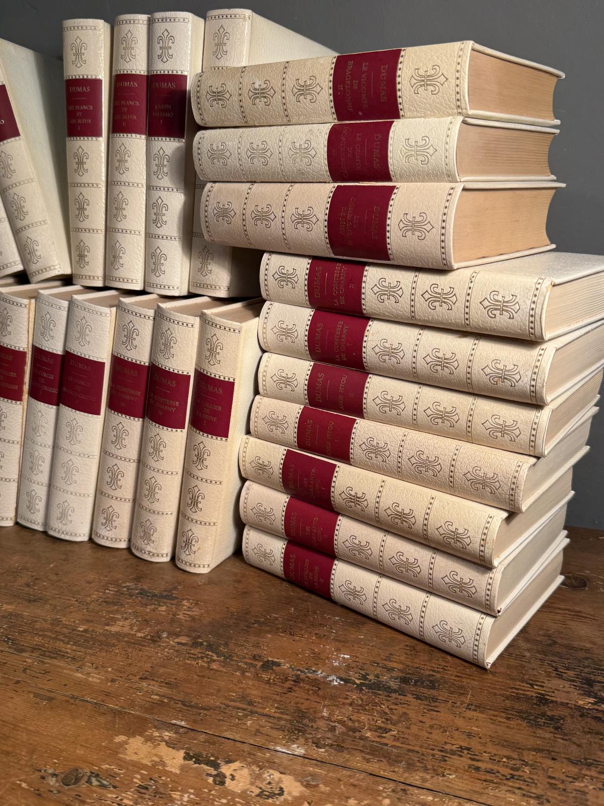 Colecție Alexandre Dumas, 38 de volume în franceză, Éditions Rencontre, Lausanne. Coperți crem cu decor auriu. Sertar Magic, București.