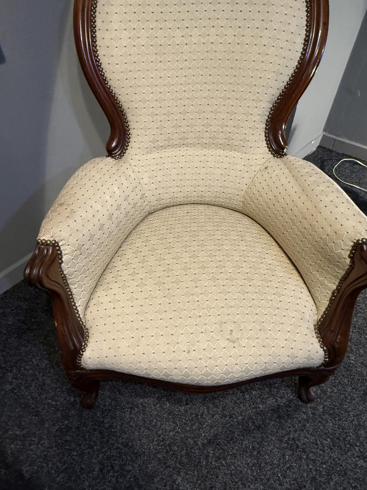 Fotoliu bergère în stil Louis XV, cu lemn brun și tapițerie crem. Confortabil și stabil, adus din Belgia. La Sertar Magic, București.