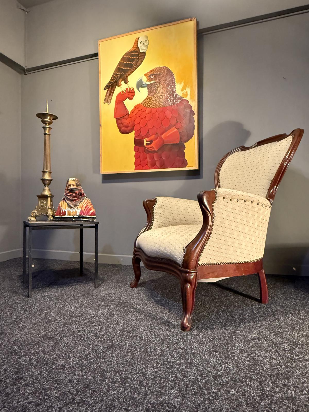 Fotoliu bergère în stil Louis XV, cu lemn brun și tapițerie crem. Confortabil și stabil, adus din Belgia. La Sertar Magic, București.