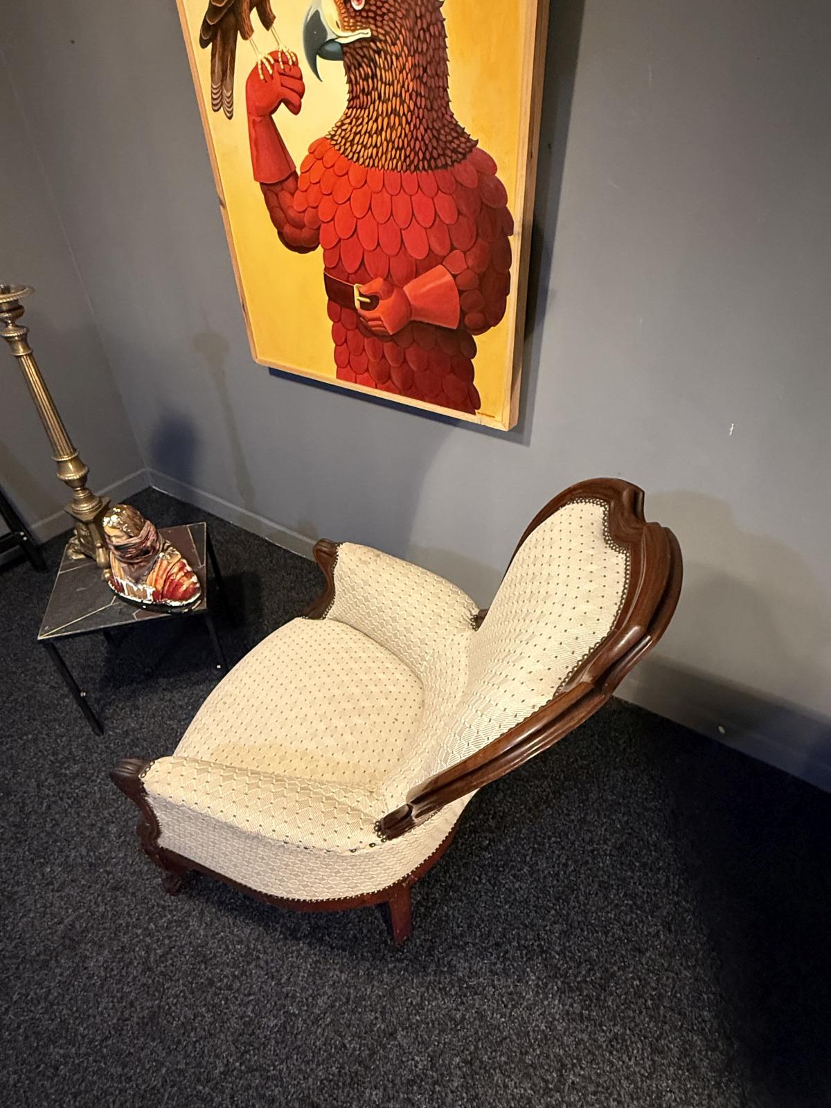 Fotoliu bergère în stil Louis XV, cu lemn brun și tapițerie crem. Confortabil și stabil, adus din Belgia. La Sertar Magic, București.