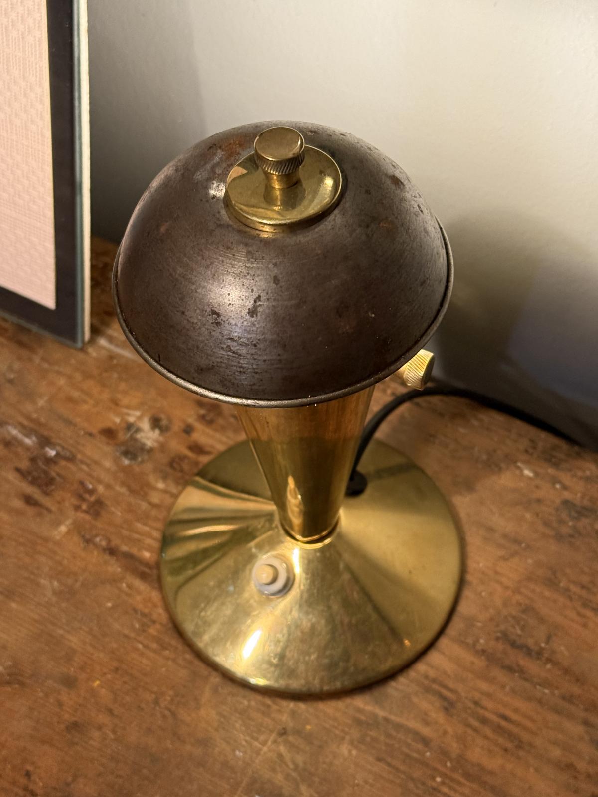 Mică lampă de masă recondiționată, cu alamă lustruită, abajur patinat și cablu nou de 2 m. Soclu E14. La Sertar Magic, cu expediere prin curier.