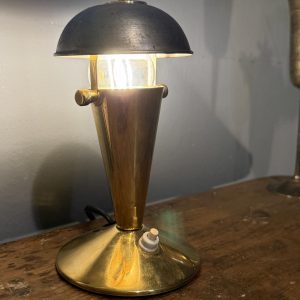 Mică lampă de masă recondiționată, cu alamă lustruită, abajur patinat și cablu nou de 2 m. Soclu E14. La Sertar Magic, cu expediere prin curier.