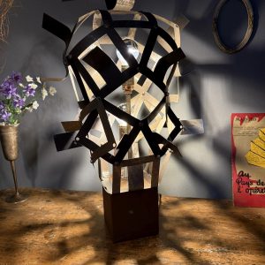 Lampă din piese metalice recuperate, realizată la Sertar Magic. Înălțime 52 cm, două fasunguri E14, bază din lemn și instalație electrică nouă.