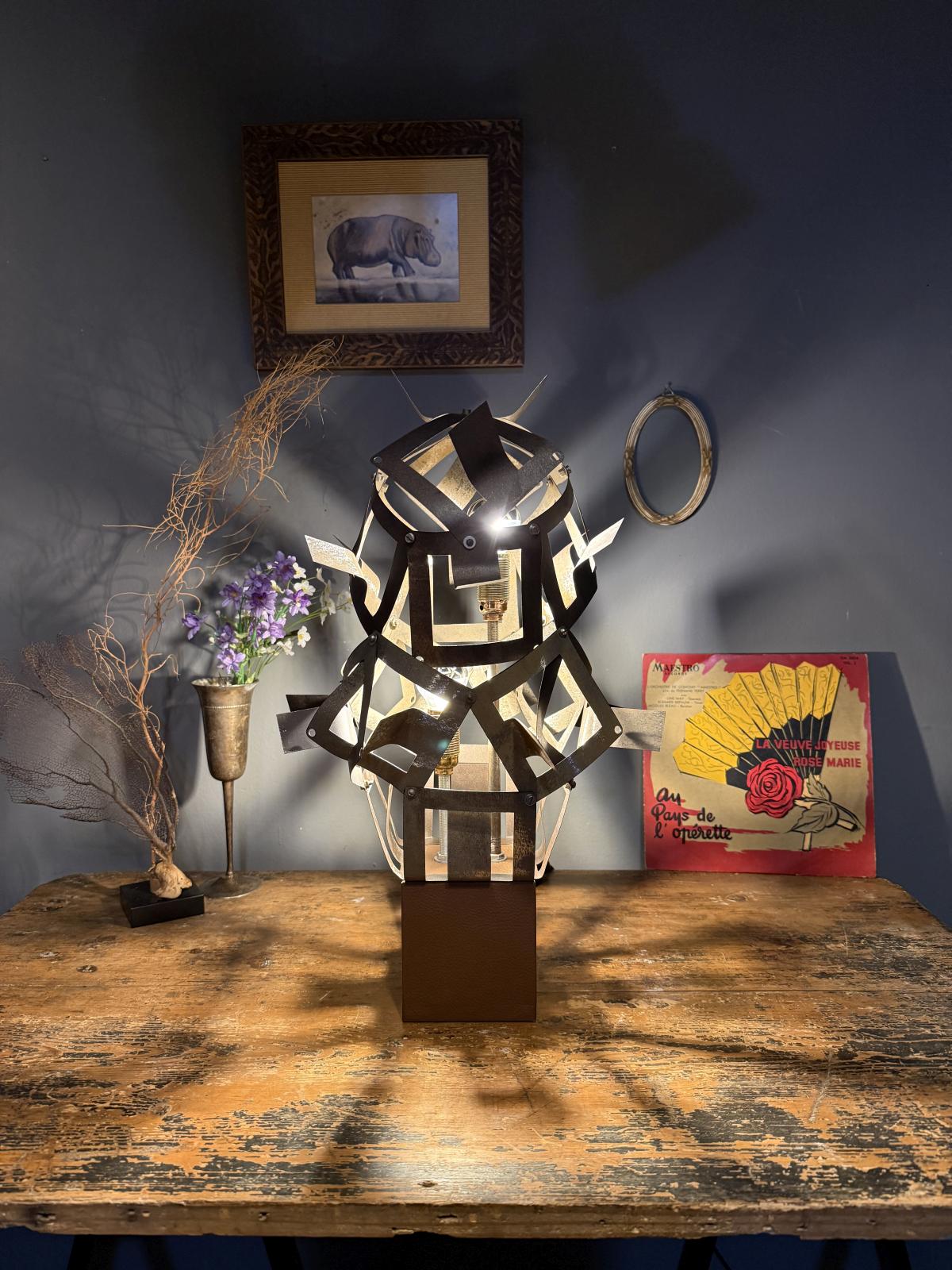 Lampă din piese metalice recuperate, realizată la Sertar Magic. Înălțime 52 cm, două fasunguri E14, bază din lemn și instalație electrică nouă.
