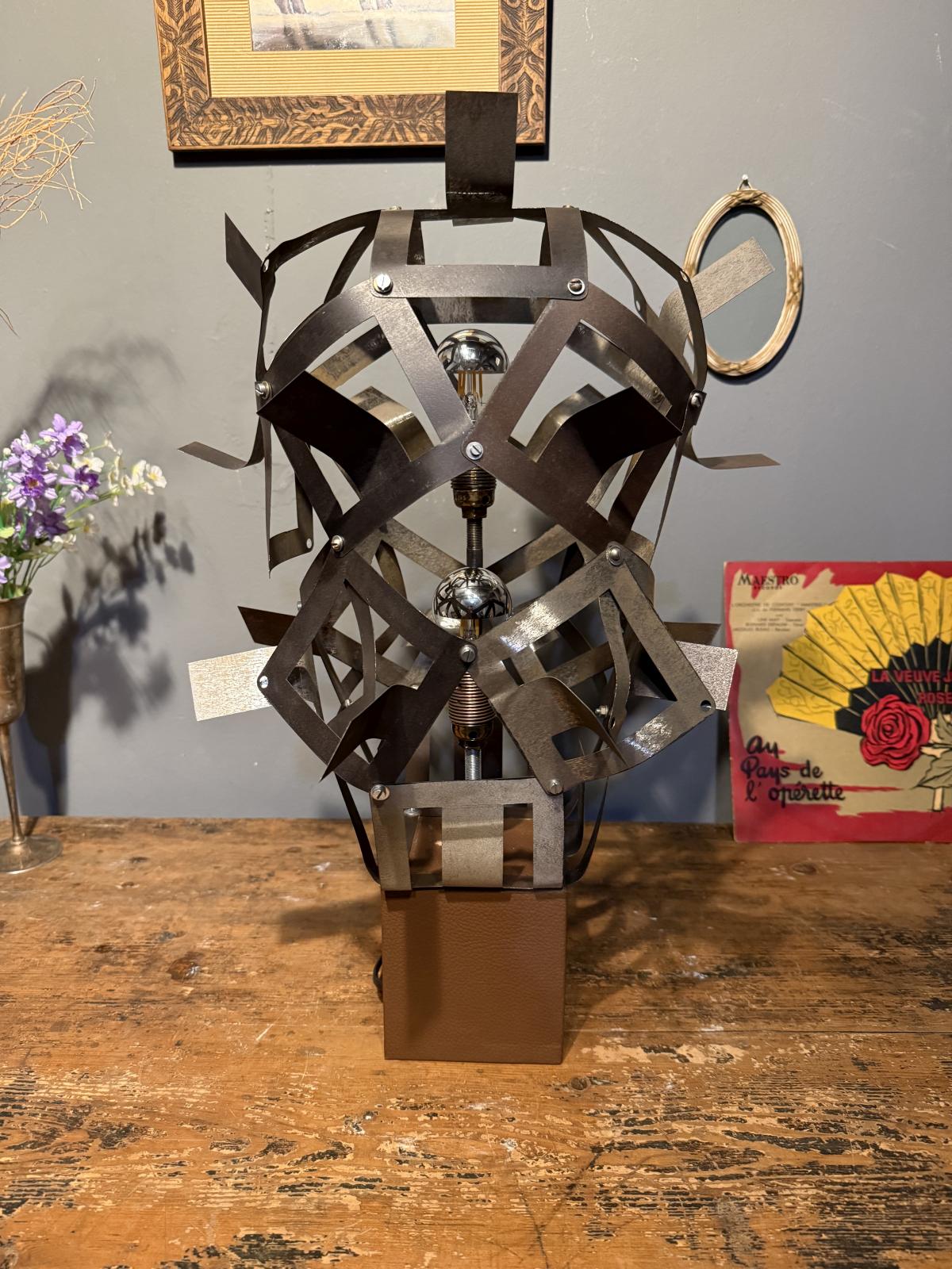 Lampă din piese metalice recuperate, realizată la Sertar Magic. Înălțime 52 cm, două fasunguri E14, bază din lemn și instalație electrică nouă.