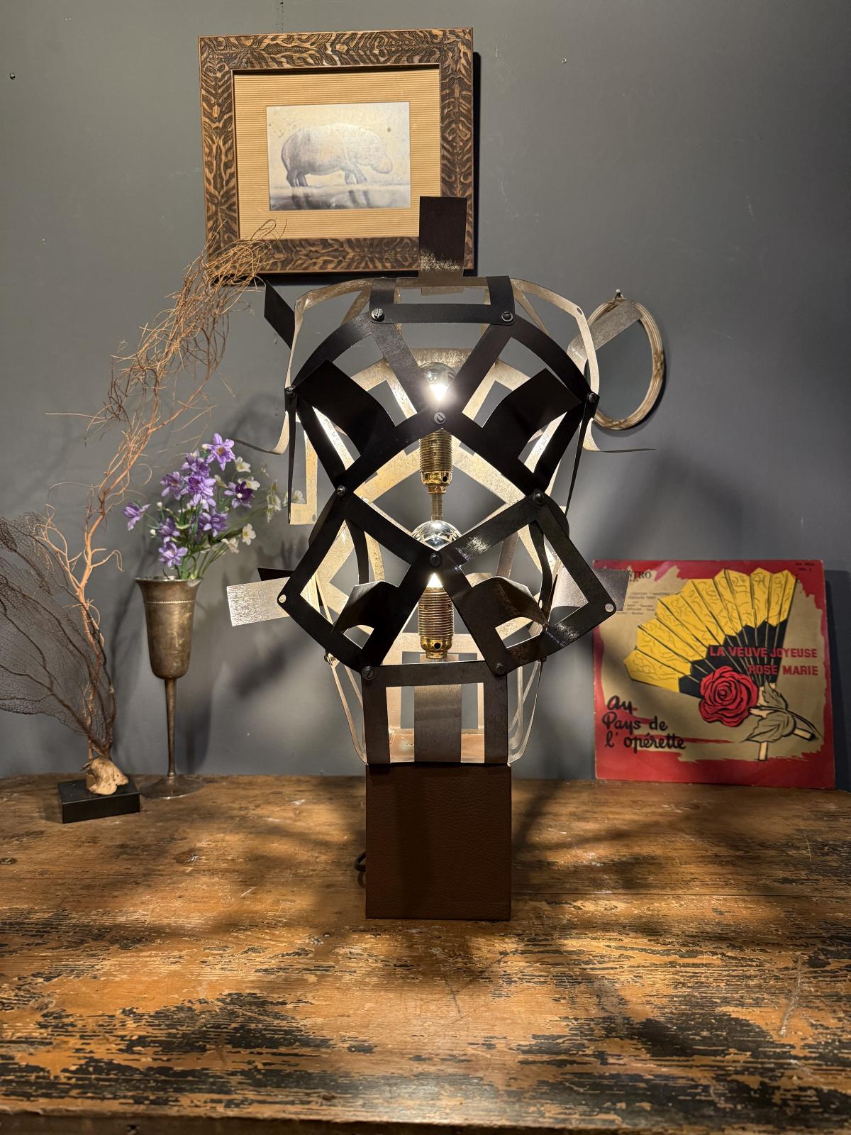 Lampă din piese metalice recuperate, realizată la Sertar Magic. Înălțime 52 cm, două fasunguri E14, bază din lemn și instalație electrică nouă.