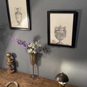 Pereche de desene vechi în creion, cu vase decorative, înrămate sub sticlă. Descoperă-le la Sertar Magic București.