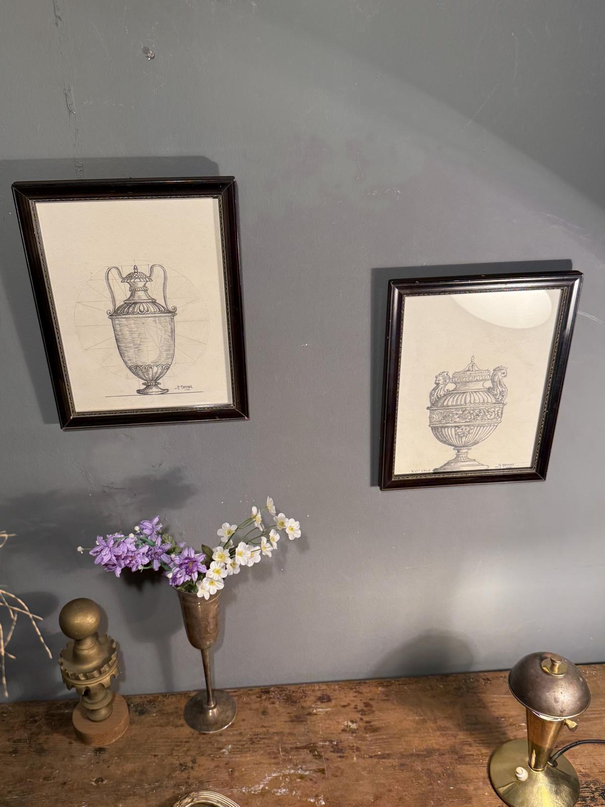 Pereche de desene vechi în creion, cu vase decorative, înrămate sub sticlă. Descoperă-le la Sertar Magic București.