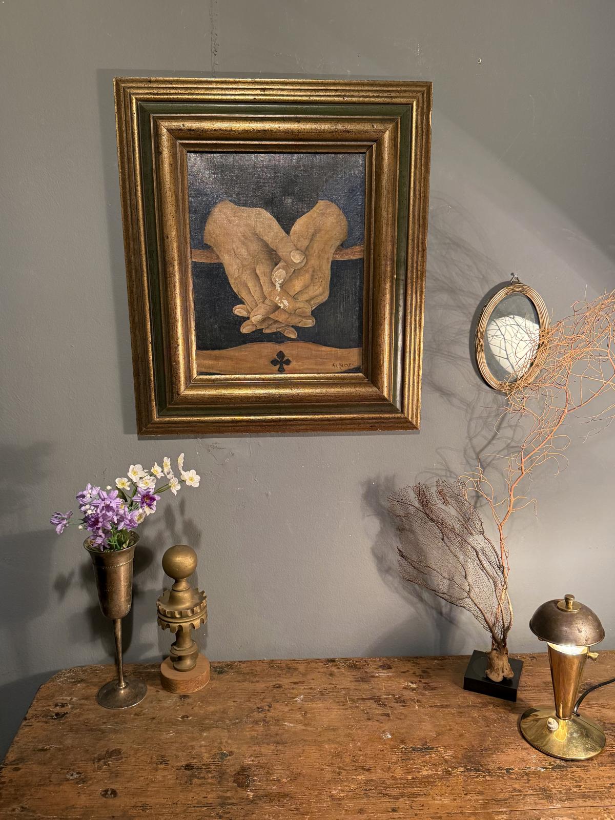 Pictură pe pânză cu mâini împreunate, semnată, în ramă aurie cu detalii verzi. Secolul XX, 40 × 45 cm. Prezintă pierderi de culoare.