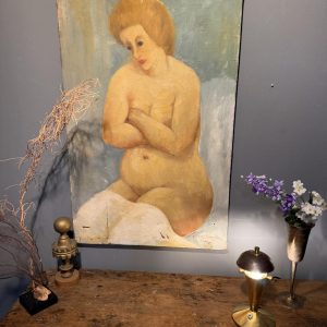 Pictură semnată cu nud feminin șezând, în tonuri de ocru și gri-albăstrui. Fără ramă, cu urme de uzură și defecte vizibile. 47 × 73 cm.