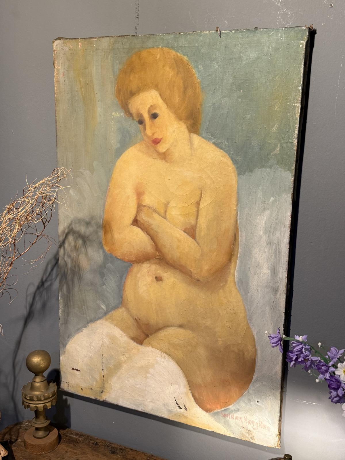 Pictură semnată cu nud feminin șezând, în tonuri de ocru și gri-albăstrui. Fără ramă, cu urme de uzură și defecte vizibile. 47 × 73 cm.