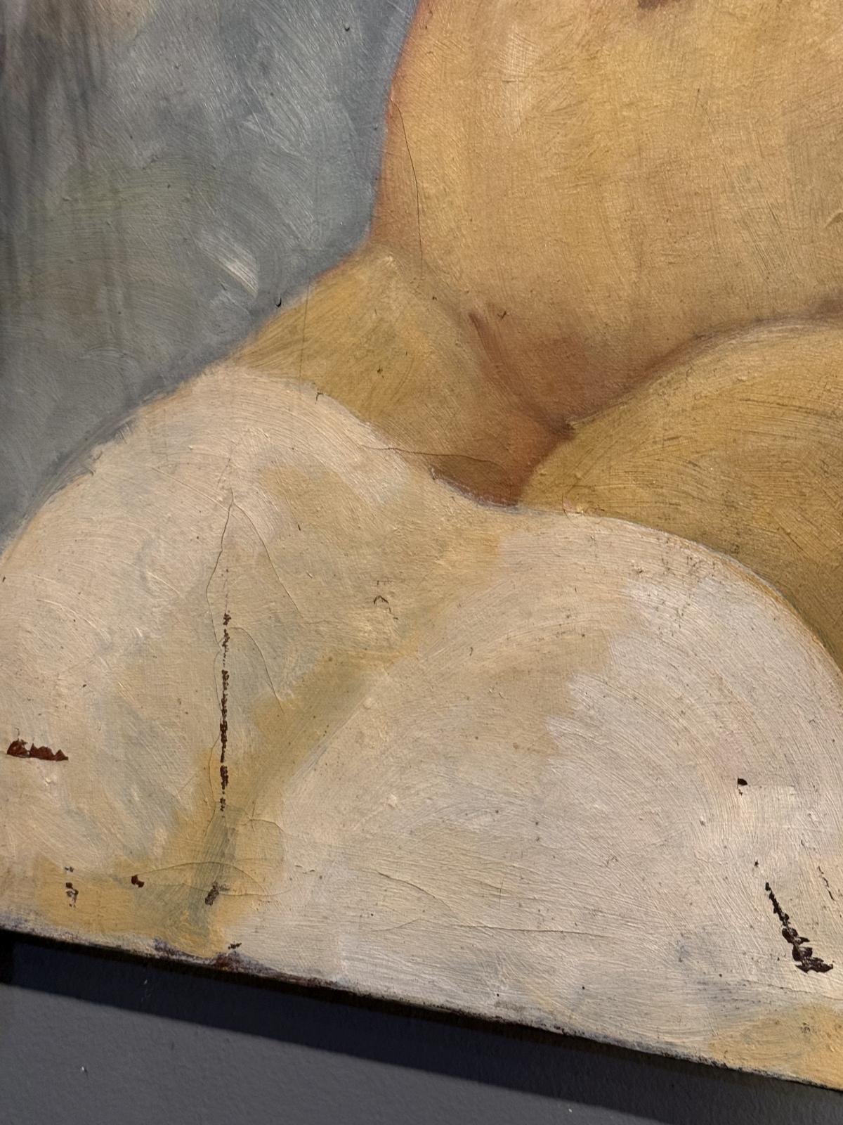 Pictură semnată cu nud feminin șezând, în tonuri de ocru și gri-albăstrui. Fără ramă, cu urme de uzură și defecte vizibile. 47 × 73 cm.