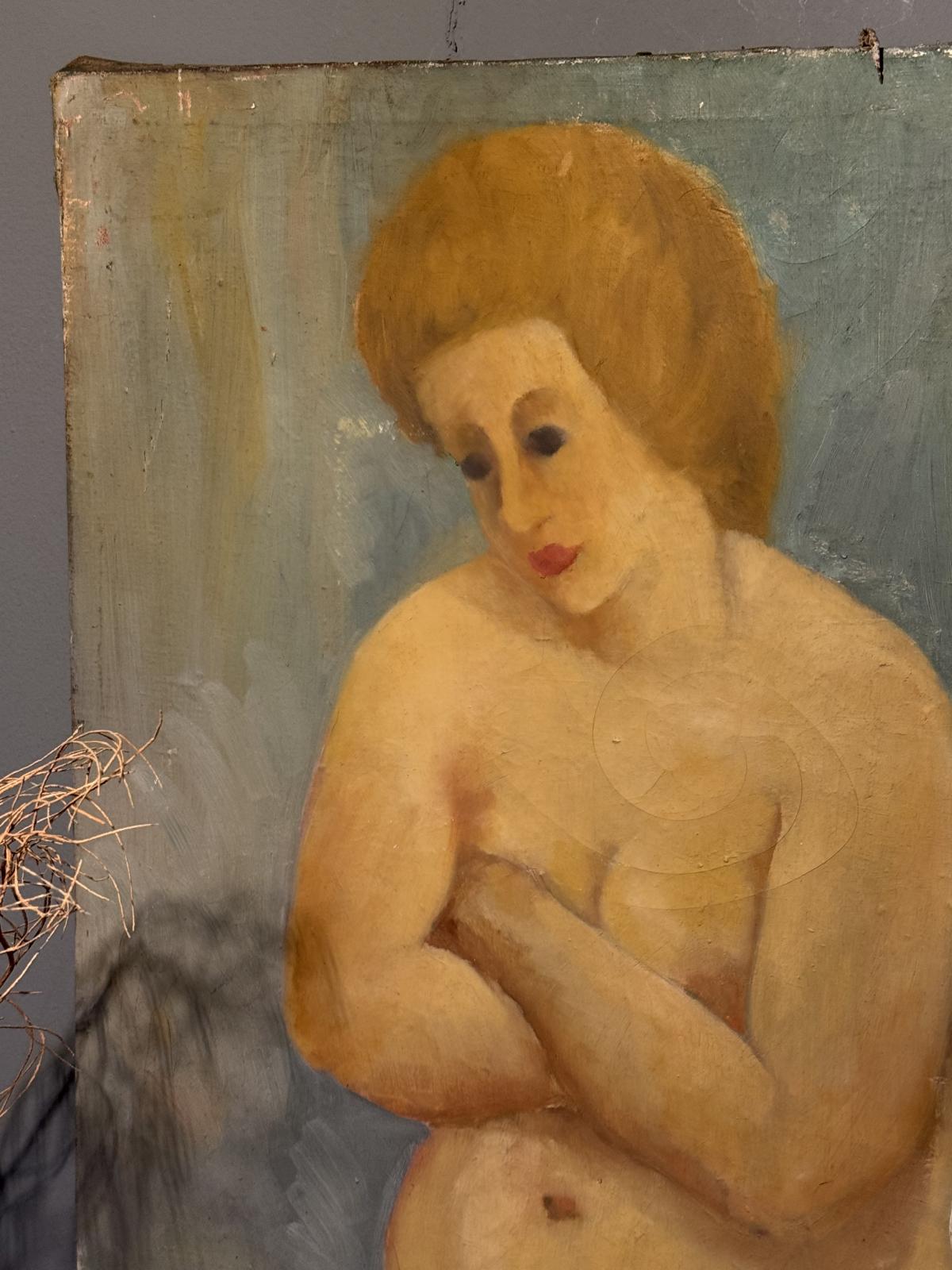 Pictură semnată cu nud feminin șezând, în tonuri de ocru și gri-albăstrui. Fără ramă, cu urme de uzură și defecte vizibile. 47 × 73 cm.