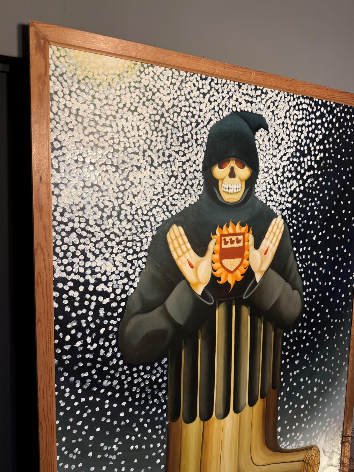 Pictură suprarealistă semnată Vanderhaeghen, cu personaj cu craniu și ramă din lemn natur. Proveniență Belgia, a doua jumătate a secolului XX. 82 × 113 cm.