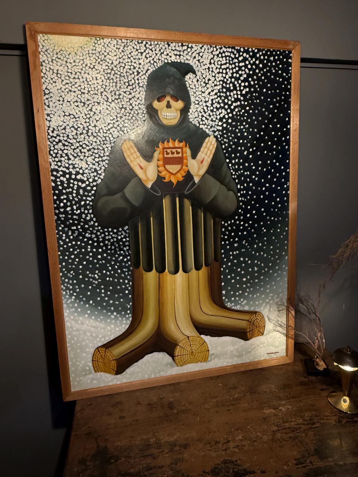 Pictură suprarealistă semnată Vanderhaeghen, cu personaj cu craniu și ramă din lemn natur. Proveniență Belgia, a doua jumătate a secolului XX. 82 × 113 cm.