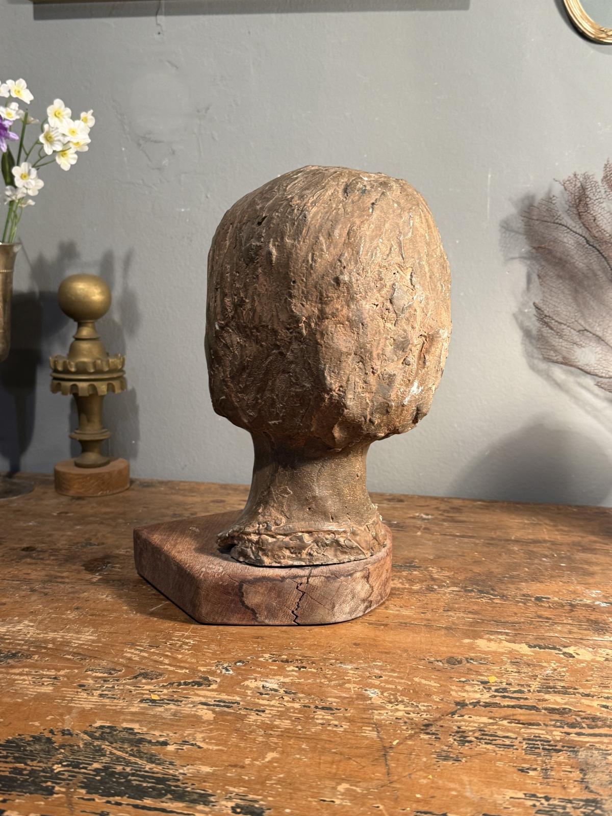 Sculptură reprezentând un cap de femeie, semnată CD și montată pe soclu din lemn. Descoper-o la Sertar Magic București.