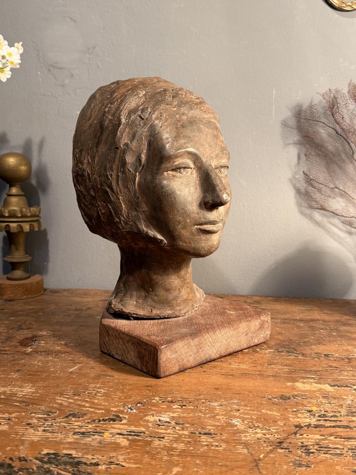 Sculptură reprezentând un cap de femeie, semnată CD și montată pe soclu din lemn. Descoper-o la Sertar Magic București.