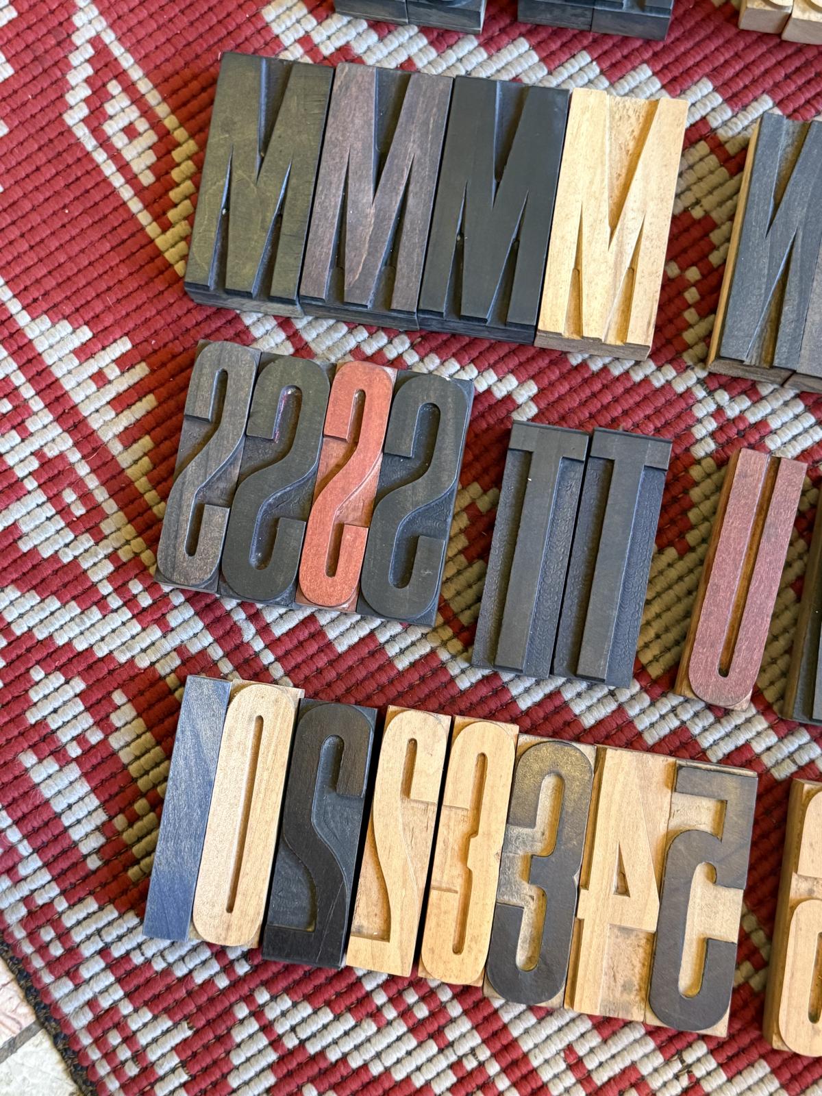 Set de litere și cifre tipografice din lemn, cu litere de 9 cm, patină și urme de cerneală. Lipsesc Q și X. Disponibil la Sertar Magic.