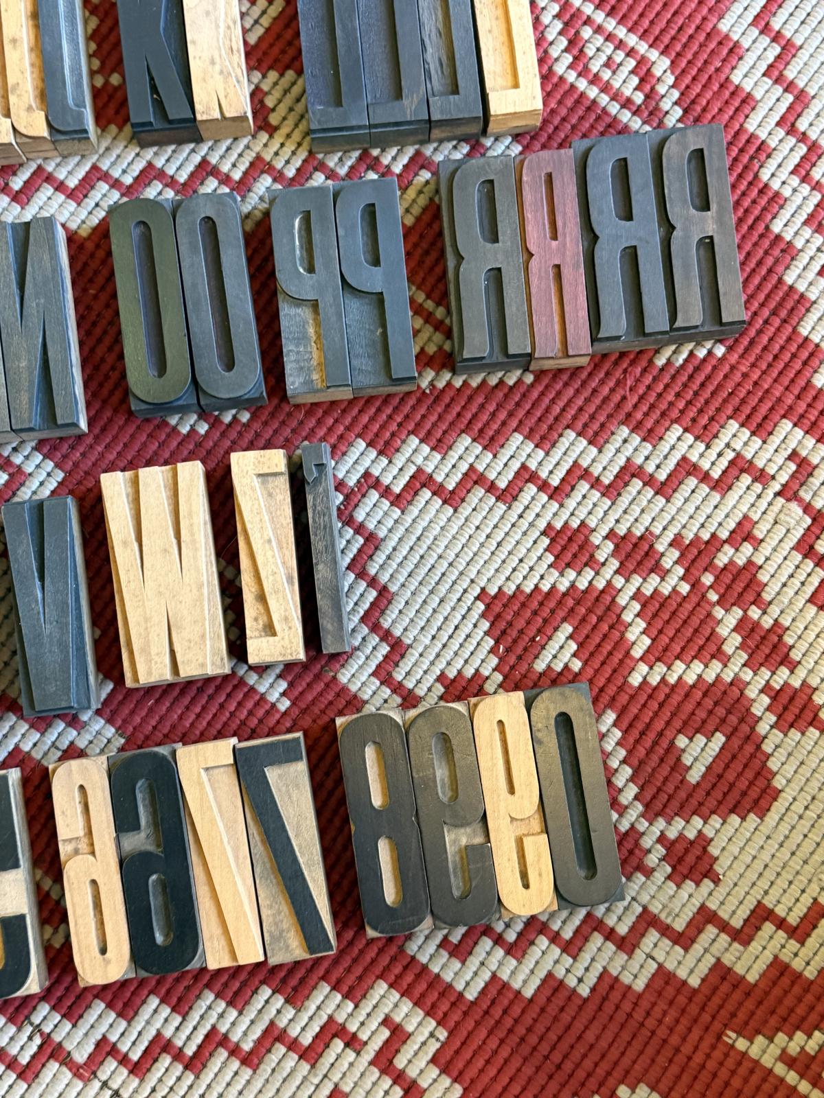 Set de litere și cifre tipografice din lemn, cu litere de 9 cm, patină și urme de cerneală. Lipsesc Q și X. Disponibil la Sertar Magic.