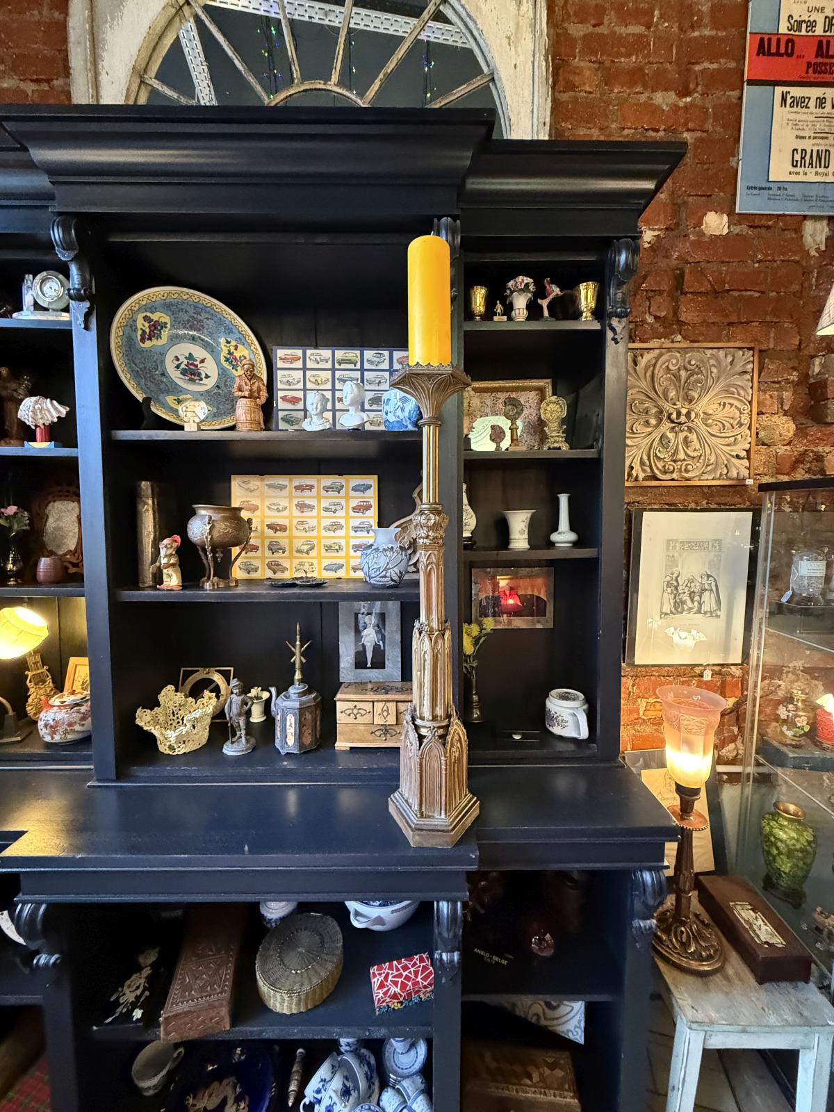 Sfeșnic înalt din alamă în stil neogotic, cu arcade ogivale, patină închisă și bază stabilă. Înălțime 88 cm fără lumânare. Lumânare inclusă.