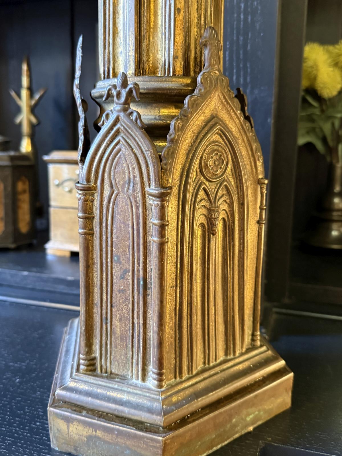 Sfeșnic înalt din alamă în stil neogotic, cu arcade ogivale, patină închisă și bază stabilă. Înălțime 88 cm fără lumânare. Lumânare inclusă.