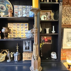 Sfeșnic înalt din alamă în stil neogotic, cu arcade ogivale, patină închisă și bază stabilă. Înălțime 88 cm fără lumânare. Lumânare inclusă.