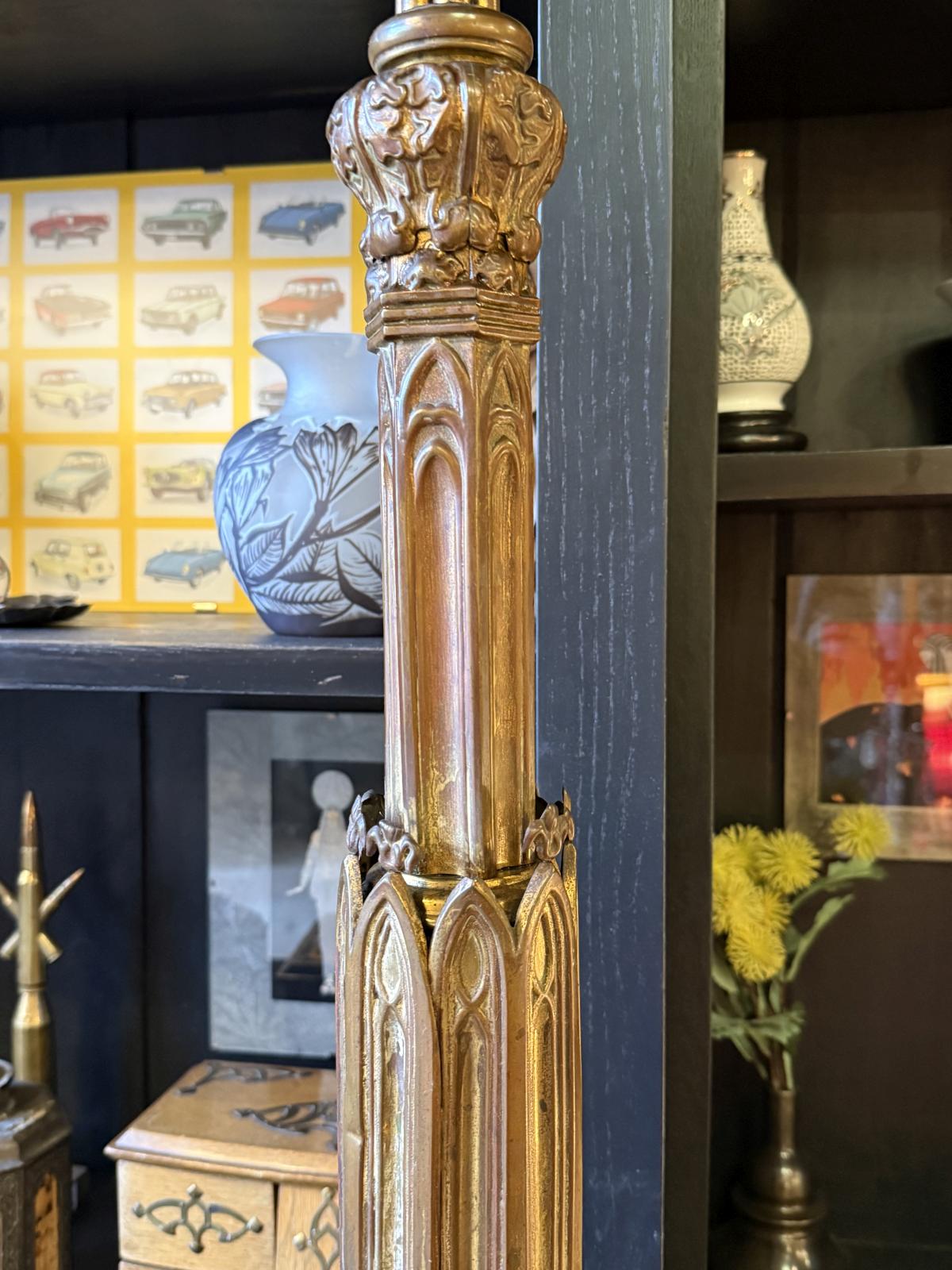Sfeșnic înalt din alamă în stil neogotic, cu arcade ogivale, patină închisă și bază stabilă. Înălțime 88 cm fără lumânare. Lumânare inclusă.