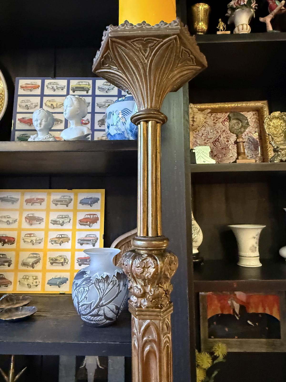 Sfeșnic înalt din alamă în stil neogotic, cu arcade ogivale, patină închisă și bază stabilă. Înălțime 88 cm fără lumânare. Lumânare inclusă.