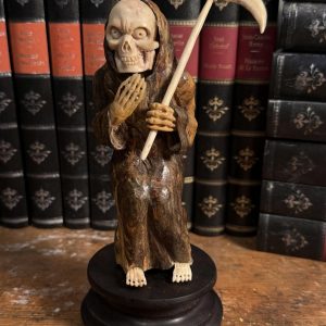 Statuetă Memento Mori sculptată manual, din lemn și elemente posibil din os sau corn. Înălțime 17,5 cm. La Sertar Magic București.