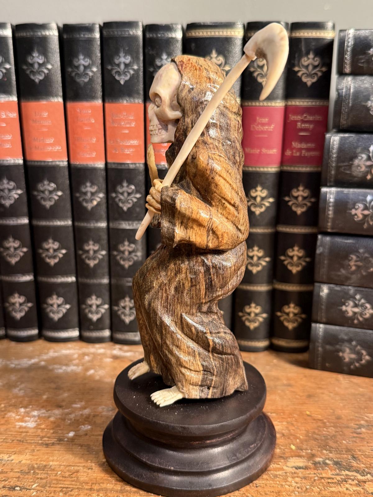 Statuetă Memento Mori sculptată manual, din lemn și elemente posibil din os sau corn. Înălțime 17,5 cm. La Sertar Magic București.