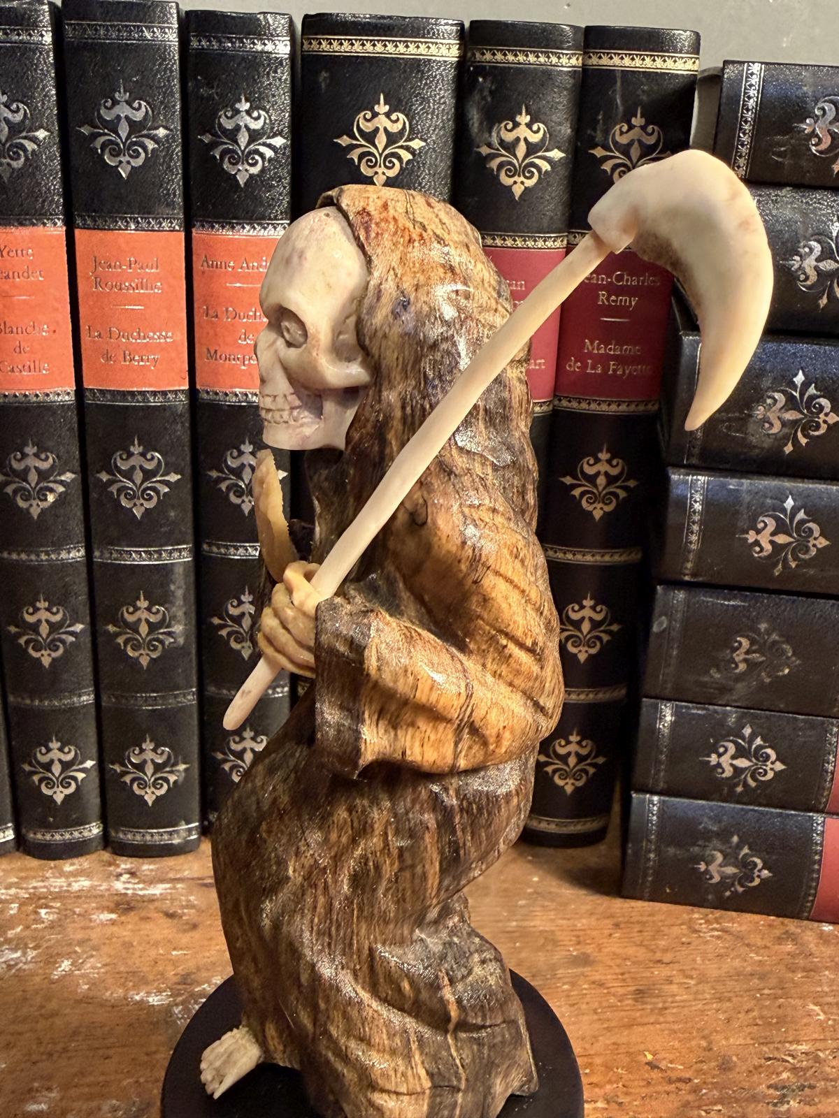 Statuetă Memento Mori sculptată manual, din lemn și elemente posibil din os sau corn. Înălțime 17,5 cm. La Sertar Magic București.