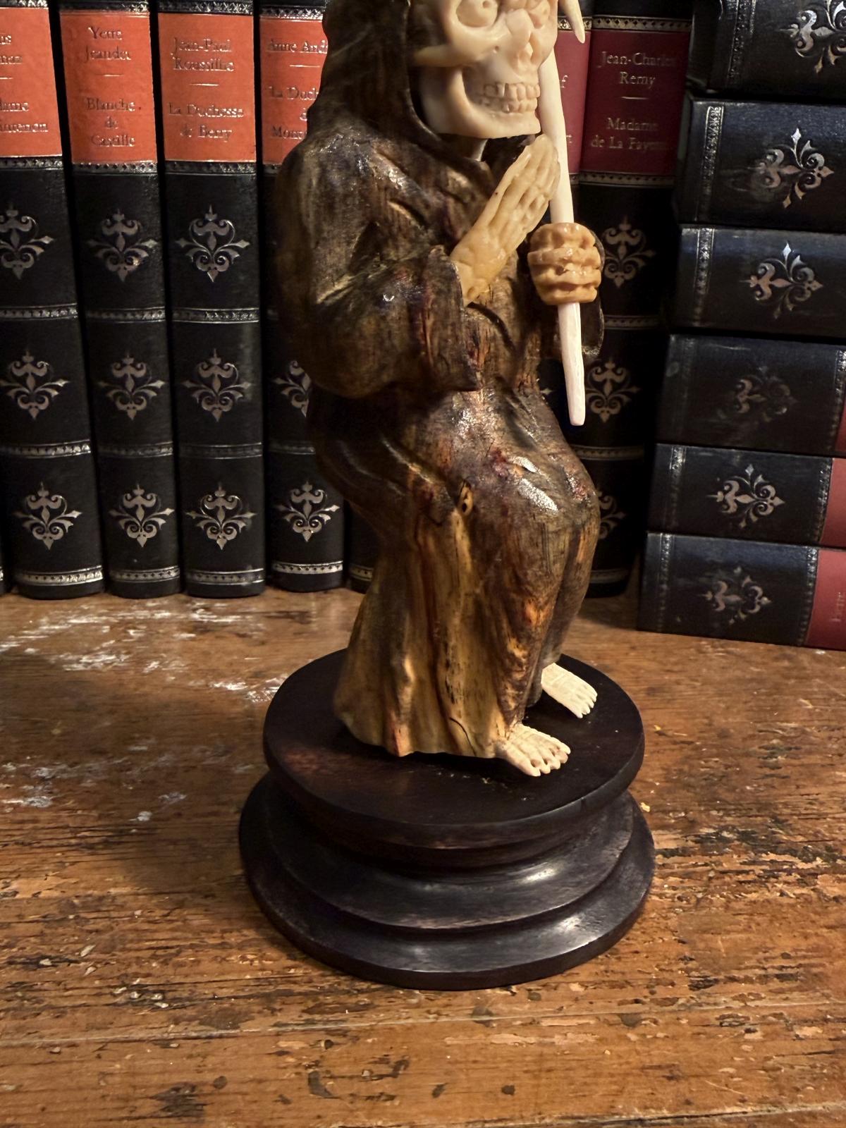 Statuetă Memento Mori sculptată manual, din lemn și elemente posibil din os sau corn. Înălțime 17,5 cm. La Sertar Magic București.