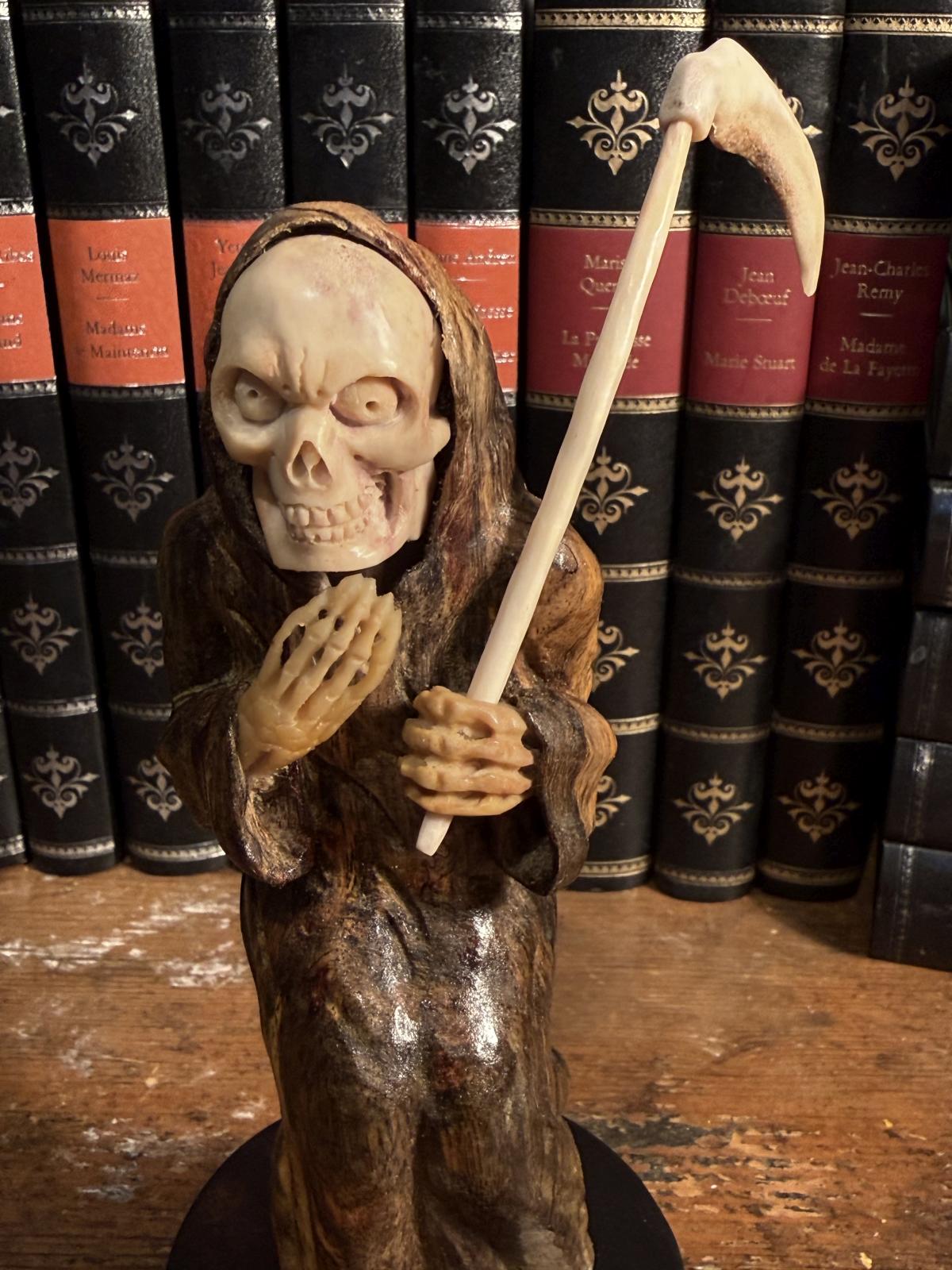 Statuetă Memento Mori sculptată manual, din lemn și elemente posibil din os sau corn. Înălțime 17,5 cm. La Sertar Magic București.