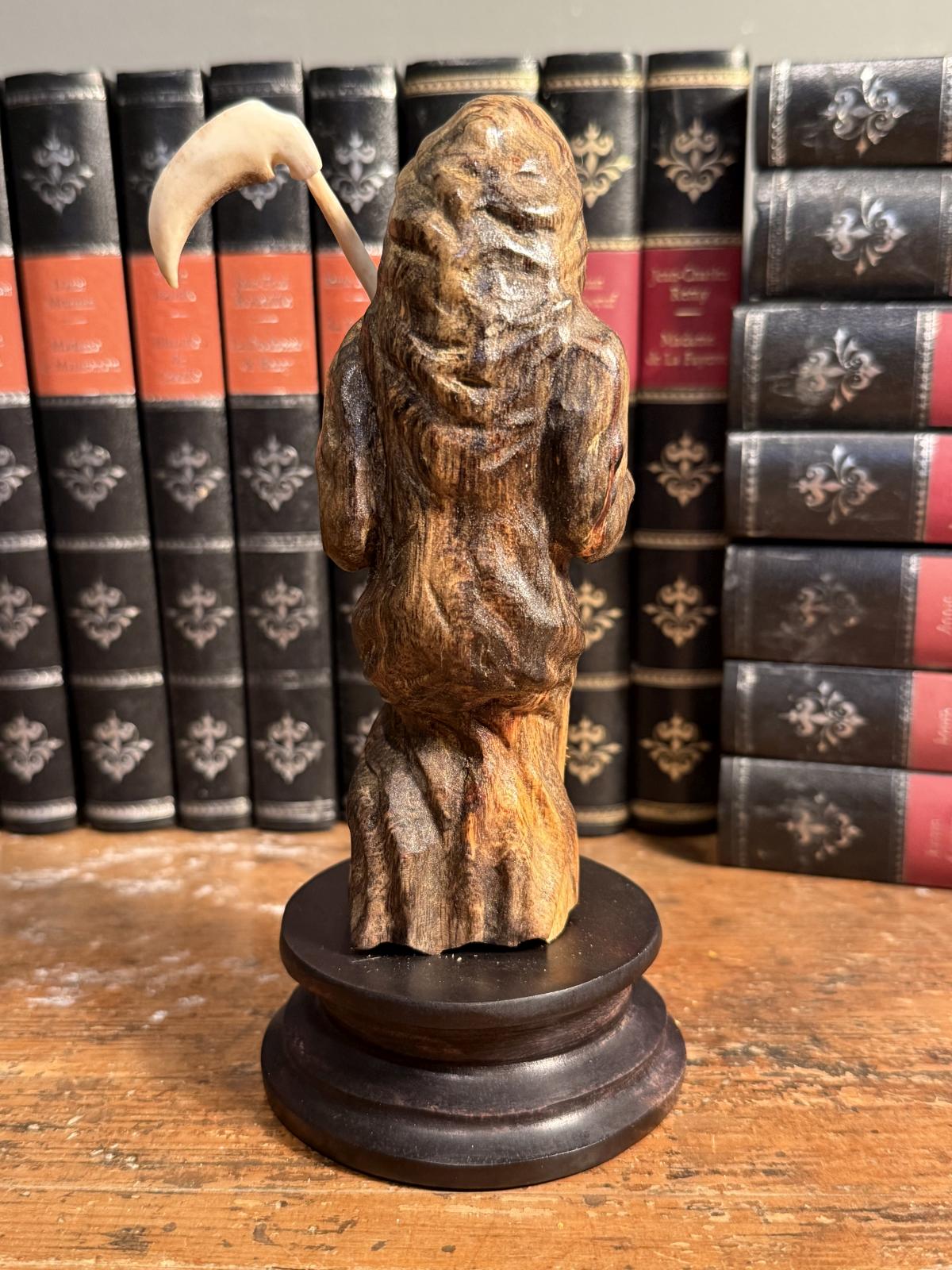 Statuetă Memento Mori sculptată manual, din lemn și elemente posibil din os sau corn. Înălțime 17,5 cm. La Sertar Magic București.