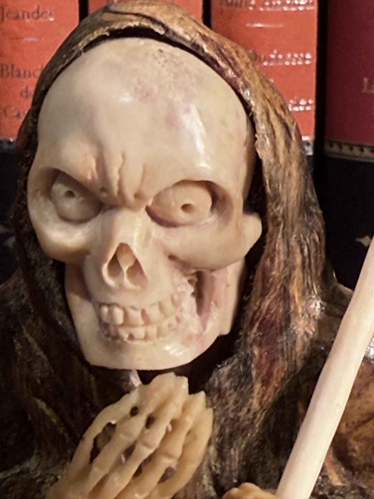 Statuetă Memento Mori sculptată manual, din lemn și elemente posibil din os sau corn. Înălțime 17,5 cm. La Sertar Magic București.