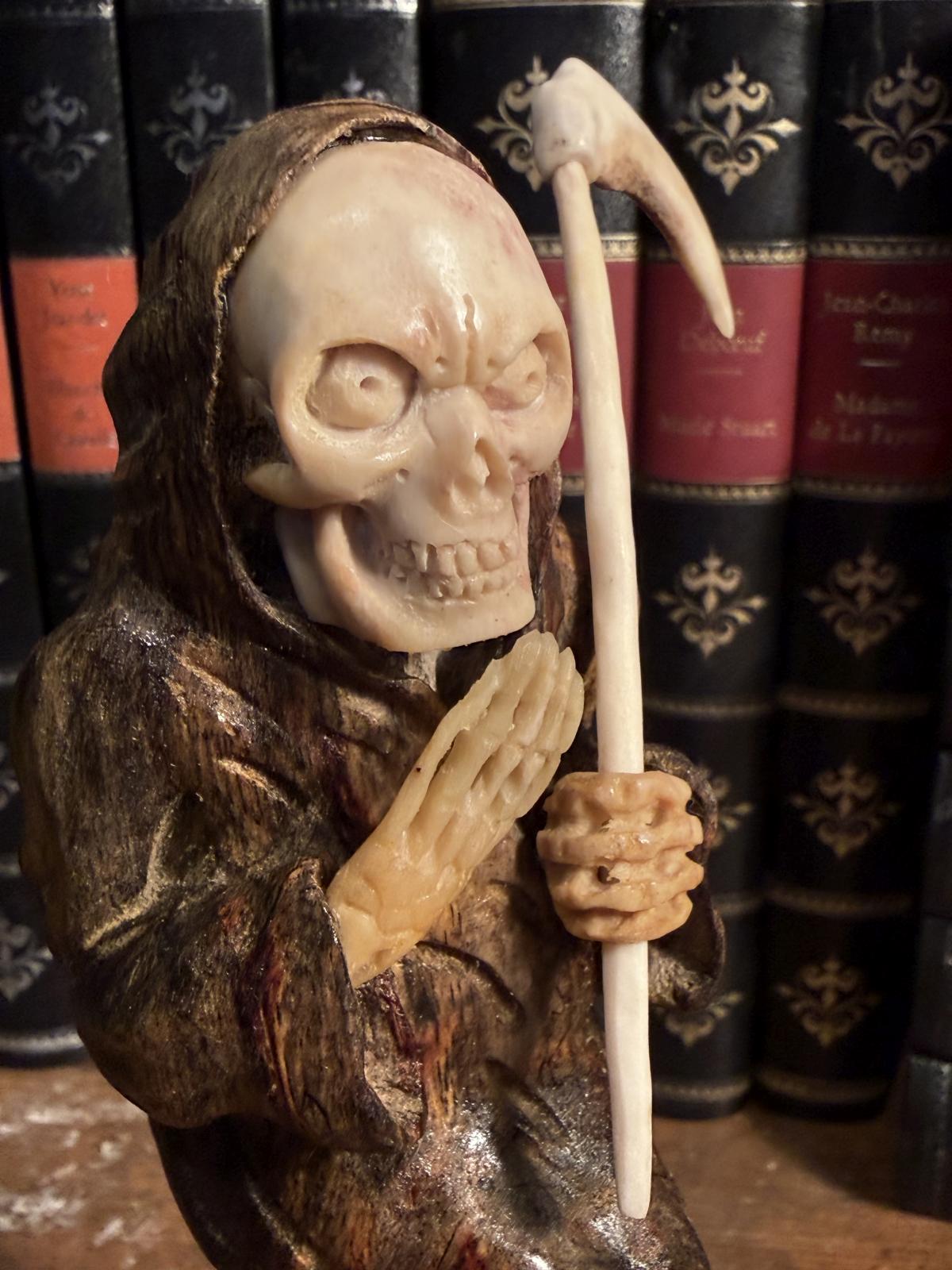 Statuetă Memento Mori sculptată manual, din lemn și elemente posibil din os sau corn. Înălțime 17,5 cm. La Sertar Magic București.