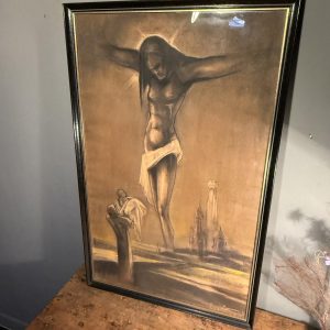 Tablou religios semnat, cu Hristos răstignit, în tonuri de brun și ocru. Înrămat sub sticlă, cu dedicații pe verso. Dimensiuni: 55 × 87 cm.