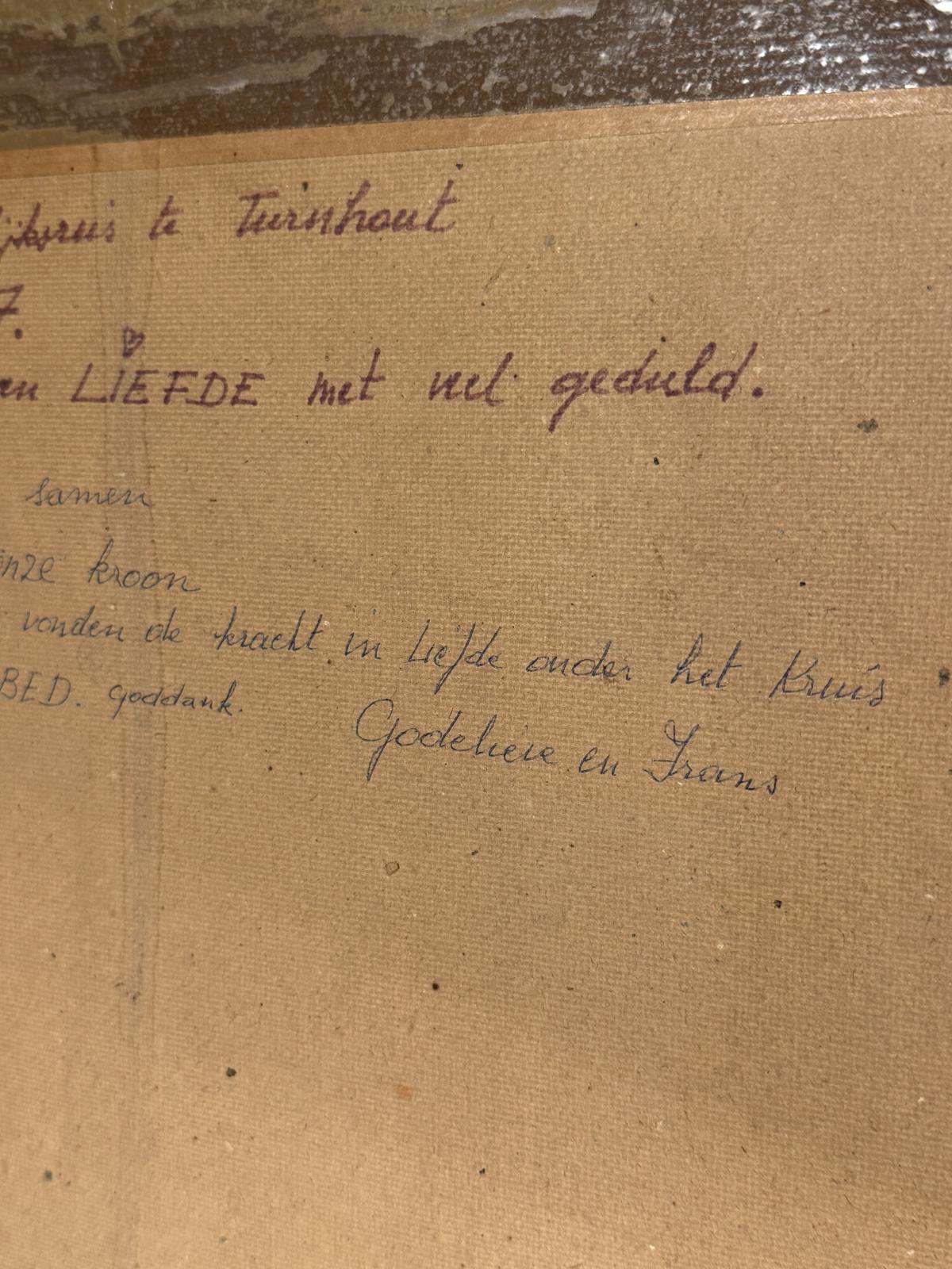 Tablou religios semnat, cu Hristos răstignit, în tonuri de brun și ocru. Înrămat sub sticlă, cu dedicații pe verso. Dimensiuni: 55 × 87 cm.