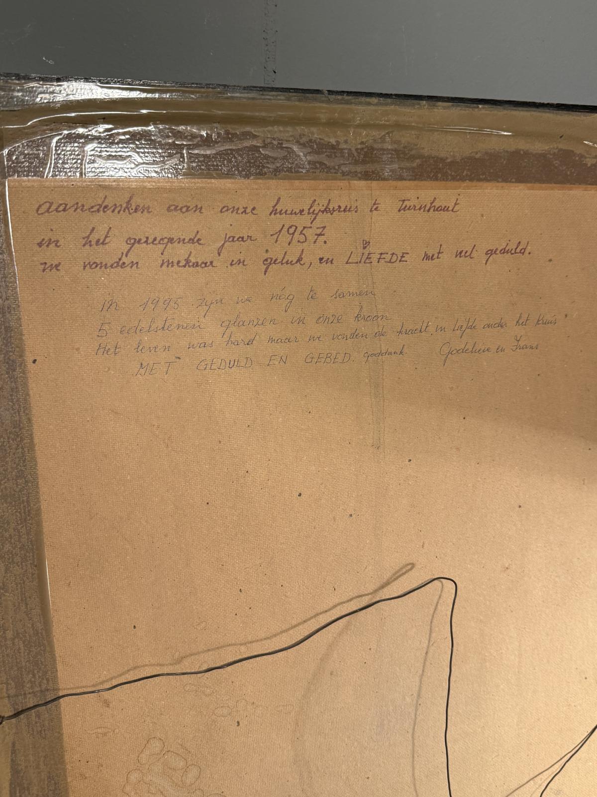 Tablou religios semnat, cu Hristos răstignit, în tonuri de brun și ocru. Înrămat sub sticlă, cu dedicații pe verso. Dimensiuni: 55 × 87 cm.