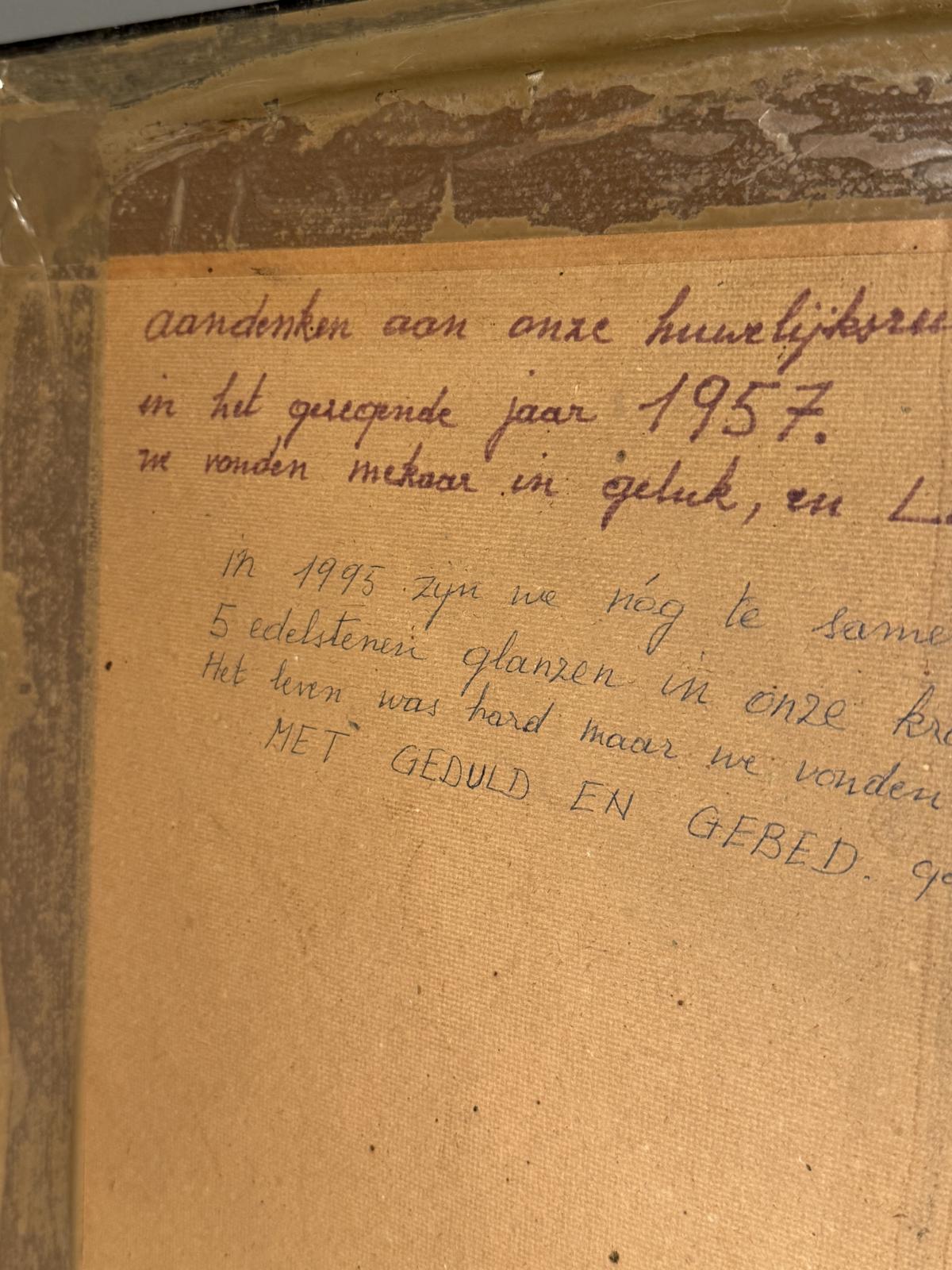 Tablou religios semnat, cu Hristos răstignit, în tonuri de brun și ocru. Înrămat sub sticlă, cu dedicații pe verso. Dimensiuni: 55 × 87 cm.
