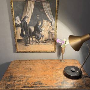 Tablou cu scenă de interior, semnat și datat 1935, probabil pastel, sub sticlă, cu ramă ornamentală. 60 × 77 cm. Sertar Magic, București.