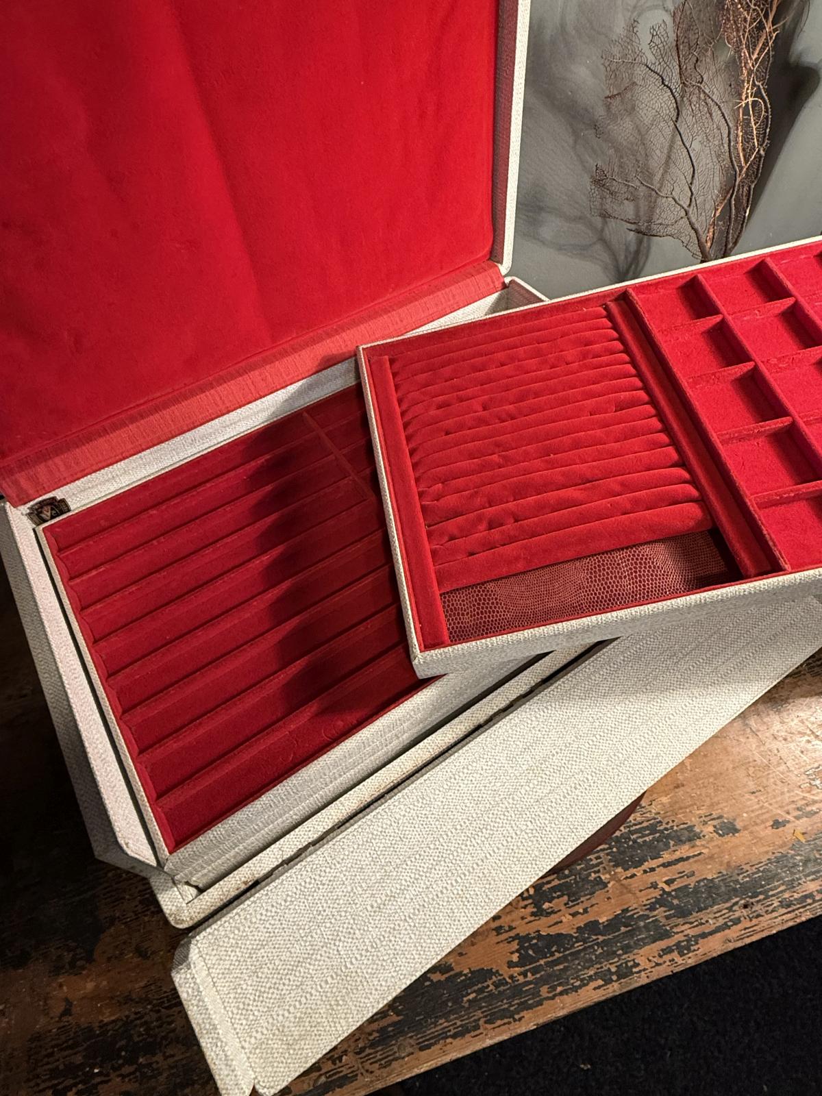 Valiză vintage pentru bijuterii Van Camp, cu cinci tăvi detașabile în stare bună. Se închide bine, fără cheie. Dimensiuni: 46 × 30 × 14 cm.